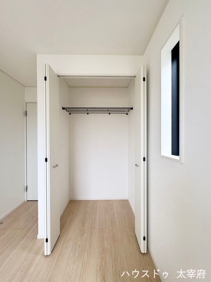 洋室各部屋に設けたクローゼットは棚つきで、ハンガーラックになっております。スーツやお出かけ用のお洋服などハンガーでかけておきたい服もしっかり収納。
