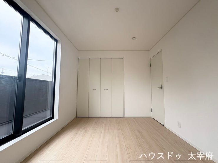 バルコニーに直結にた洋室は、洗濯物の取り組みや布団干しがスムーズです。さらにウォークインクローゼット付きで収納力が高く、室内をすっきり保ちながら広々としたレイアウトを楽しめます。
