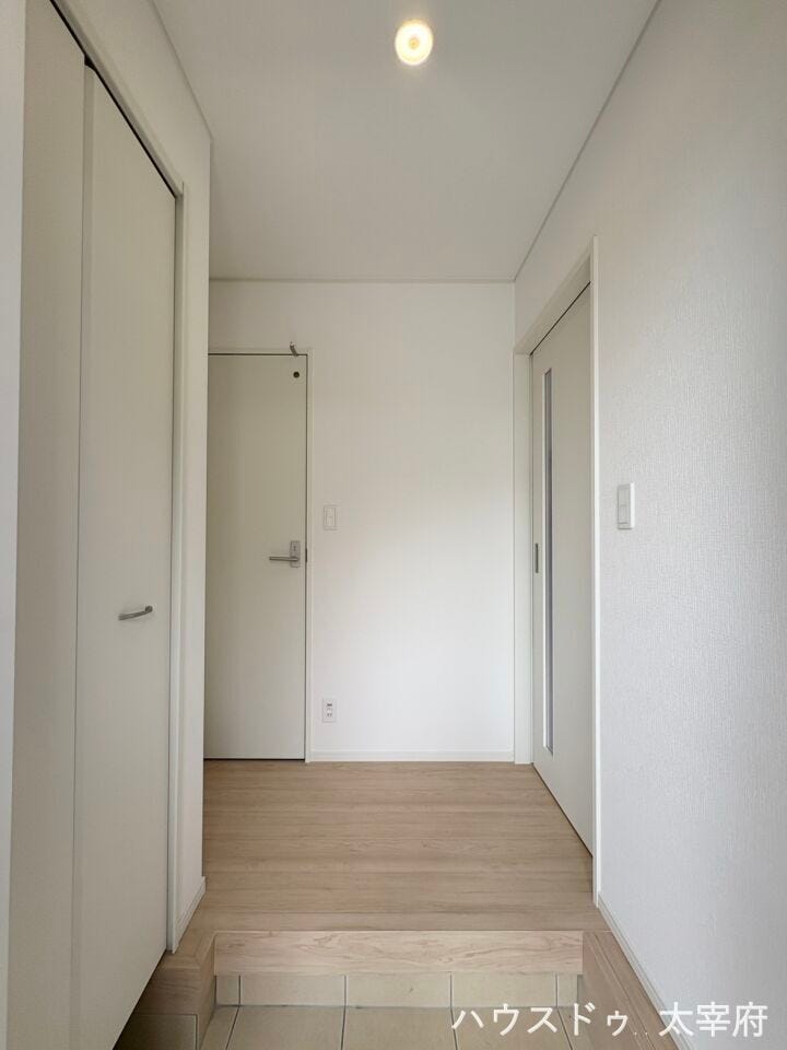 白を基調とした壁や建具に、明るい木目のフローリングが組み合わされており、全体的に爽やかで開放的な印象を与えます。