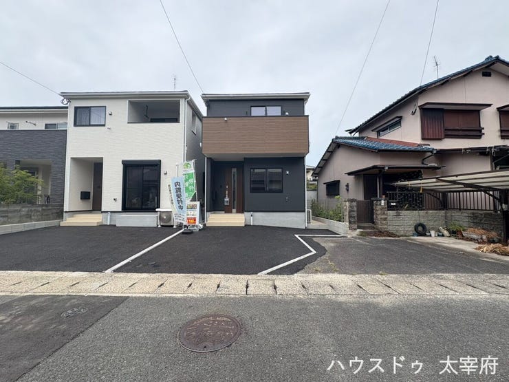 広い駐車スペースなので複数台所有のご家族や、来客用にも便利です。