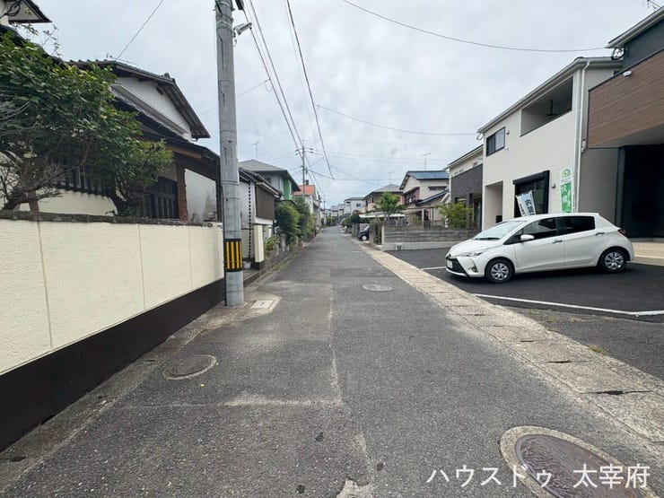 道路幅に余裕があり、運転が苦手な方も安心です。見通しの良い道路に面し、車の出し入れもスムーズです。