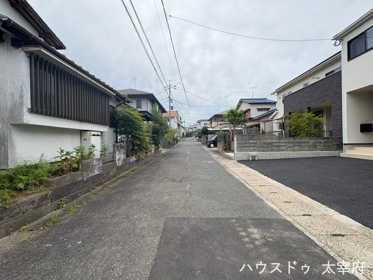 道路幅に余裕があり、運転が苦手な方も安心です。見通しの良い道路に面し、車の出し入れもスムーズです。