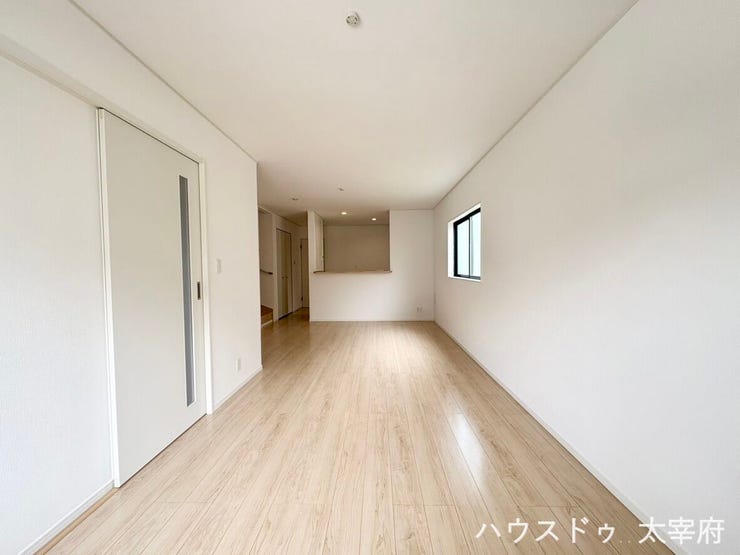 【リビング】
ナチュラルな木目調フローリングにより、お部屋全体が明るく、どんなインテリアにも馴染みやすい落ち着いた雰囲気を演出しています。