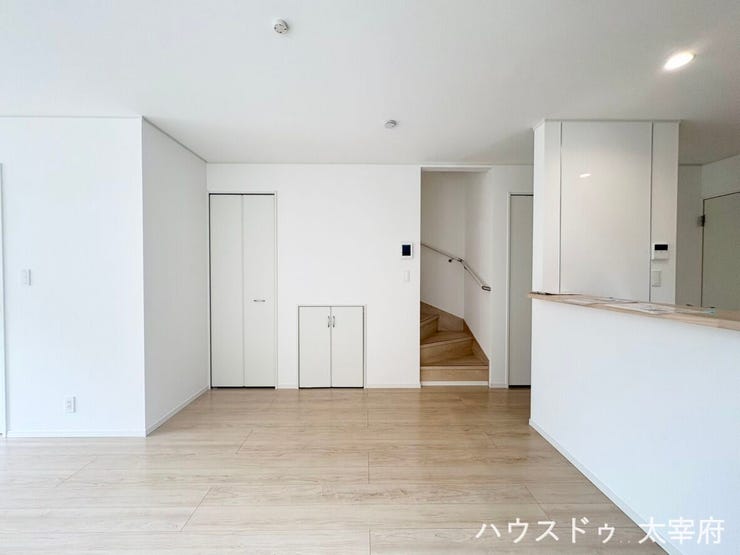 自然とコミュニケーションが増えるリビングが魅力の物件。リビング階段は、自然とコミュニケーションが増え、開放的な空間づくりにも役に立つ人気のある間取りです。