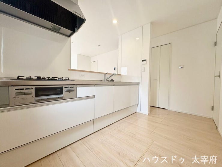 木目調の明るい床材が採用されており、全体のモダンで爽やかなインテリアに温かみを添えています。収納も充実しているので、調味料や食品のストックスペース、調理グッズなどすっきり収納できます。
