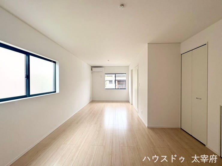 大きな窓が配置されており、自然光がたっぷりと差し込む明るいリビングとなっています。