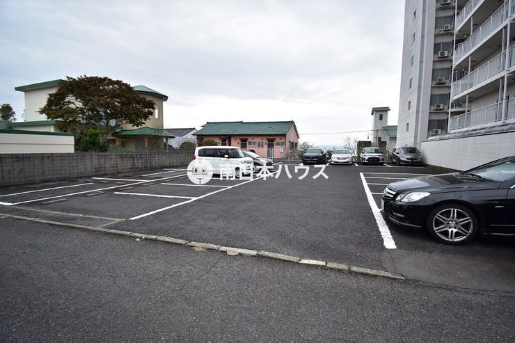 参考:隣地に月極駐車場があります。空き状況等はご確認ください。