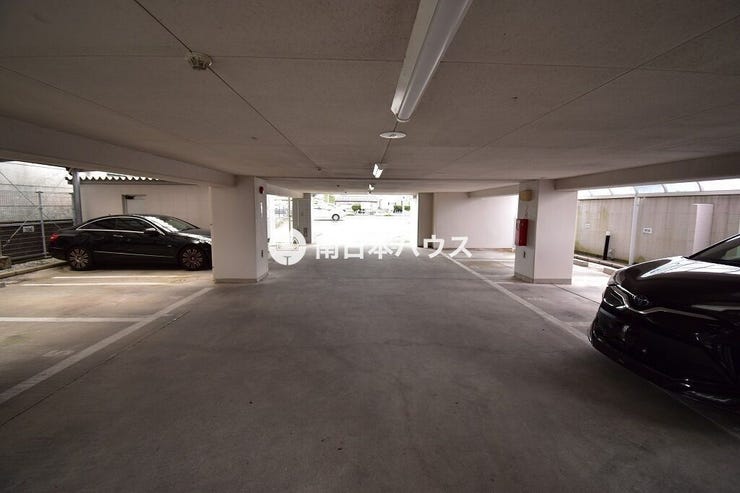 敷地内の建物下駐車スペースの様子。区画・空き状況・利用条件はご確認ください。