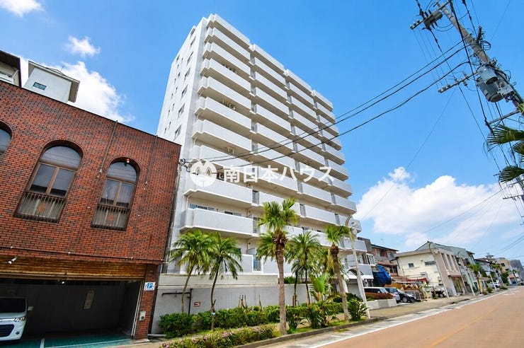 【外観】
エルフォルム指宿◇指宿温泉街に立地するマンション。南国らしい植栽が、リゾート感を演出します。