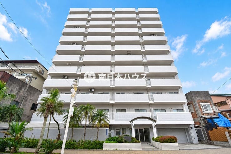 明るい色調の外観。指宿での暮らしを楽しめるマンションです。