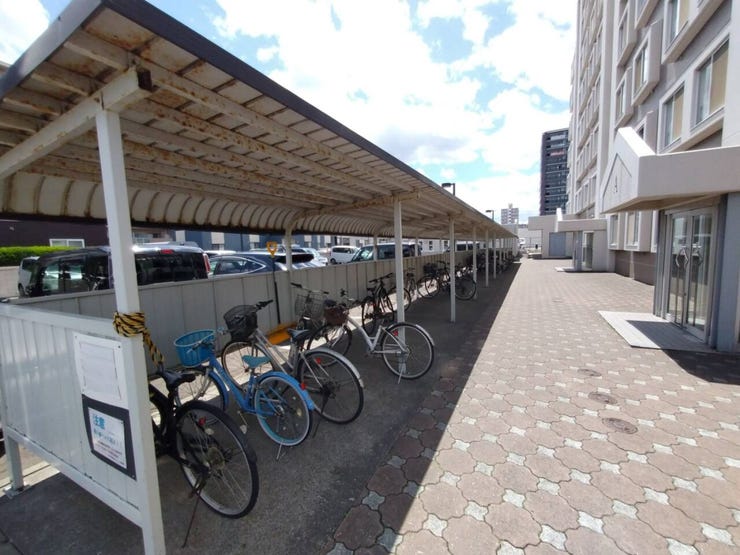 《駐輪場》
屋根付きで使いやすい駐輪場。