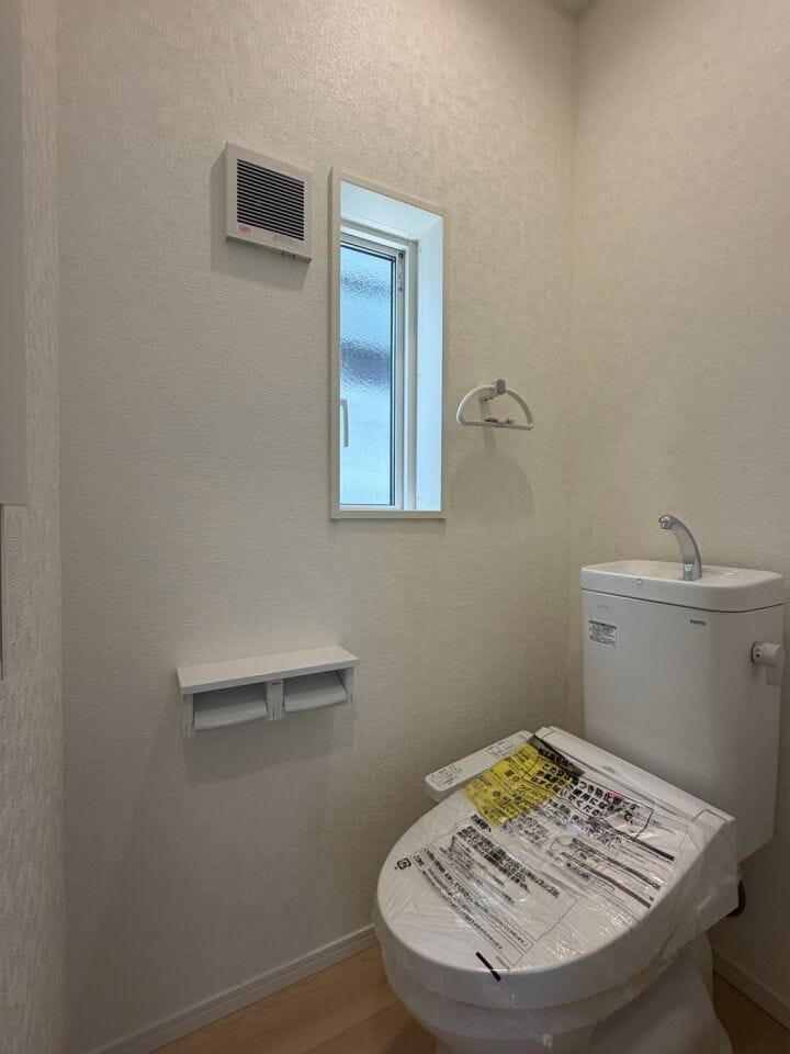 1・2階にトイレがございます♪朝の忙しい時間帯も待たずにすみそうですね♪