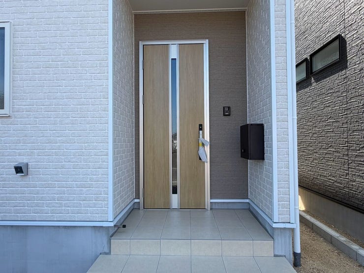 シンプルで洗練されたデザインの玄関。