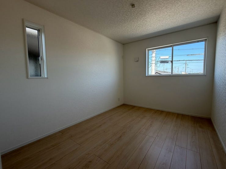 【北側6.5帖洋室】
窓が2面あり、反射した光が差し込むので北側のお部屋でも明るい空間になっております。