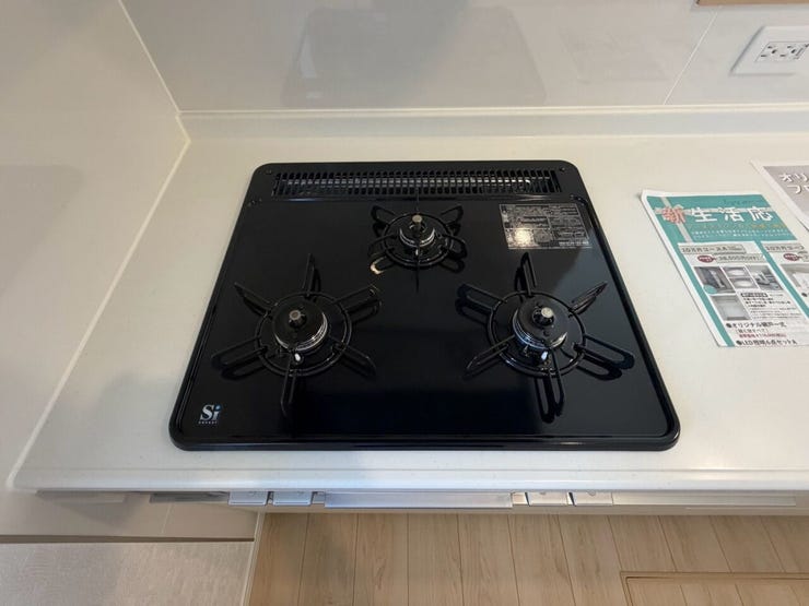 3口コンロが備わった広々としたキッチンは、複数の料理を同時に作れるので、忙しい日々もスムーズにこなせます。料理の楽しさも倍増します。