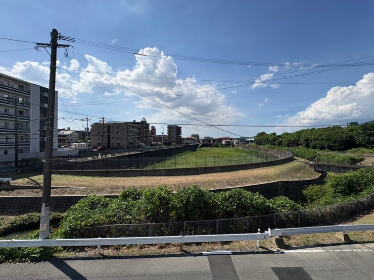 周辺は視界を遮る高い建物がないので、開放感のある住環境です。