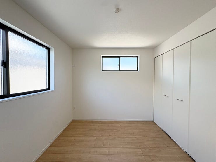 収納力のあるクローゼットを備えた洋室。衣類や小物をすっきり収納でき、居住空間を広く使えます。寝室や子ども部屋、書斎など幅広い用途に対応します。