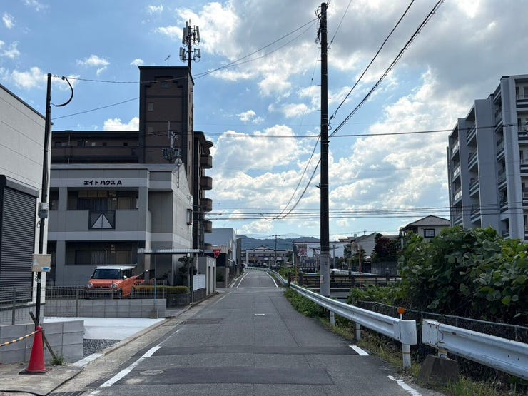 道路幅に余裕があり、運転が苦手な方も安心です。見通しの良い道路に面し、車の出し入れもスムーズです。