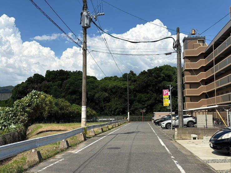 道路幅に余裕があり、運転が苦手な方も安心です。見通しの良い道路に面し、車の出し入れもスムーズです。