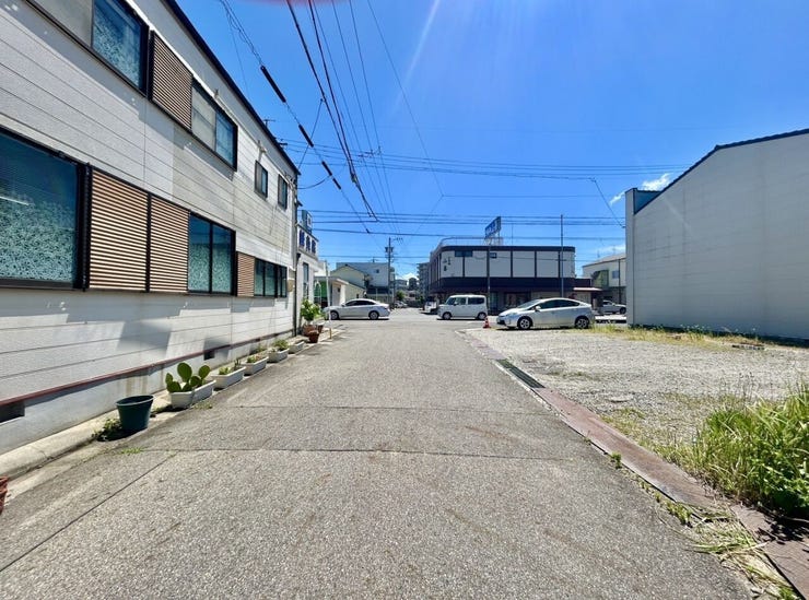 ◇前面道路◇
道路幅はゆとりある6m。間口が広く作られているのでラクに駐車することができます。駅や線路が近すぎることもないので電車の騒音や踏切の音なども気にすることなく生活していただけます。