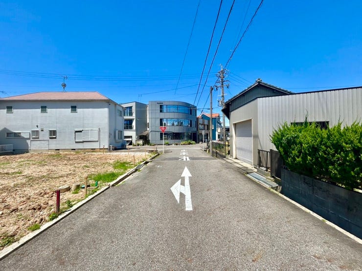 ◇前面道路◇
車2台がすれ違っても安心な幅です。事故率や歩行者の安全性、騒音などを考えると程よい幅なのではないでしょうか。