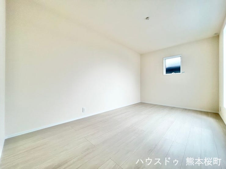 ■2階8.25帖洋室■心からリラックスできる静けさ、上質な眠りで、毎日をリセットします。明日への活力を養う空間です。