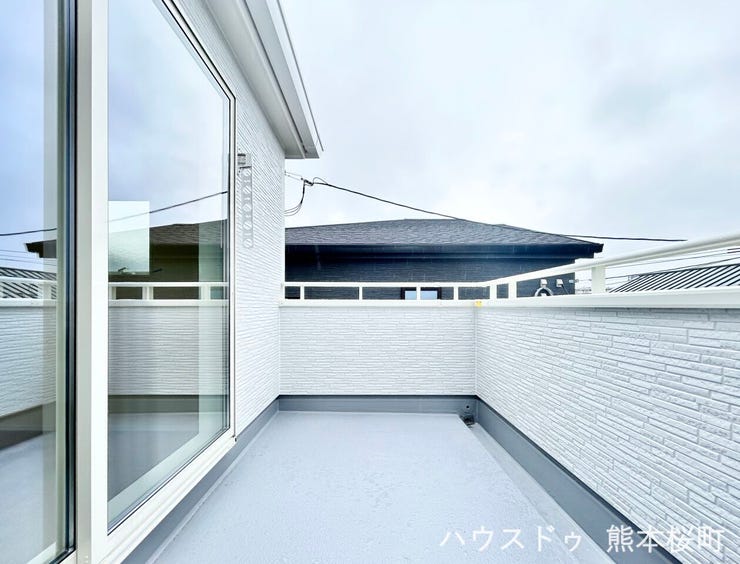 ■2階8.25帖洋室隣バルコニー■日光浴や読書、外の空気を感じながらリフレッシュ。暮らしを豊かにする、もう一つの心地よい空間です。