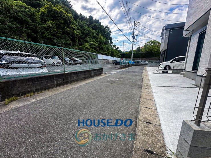 【前面道路・周辺環境】
物件の前面道路はすっきりとした舗装が施されており、見通しも良好。車通りの少ない落ち着いた環境で、小さなお子様がいるご家庭も安心です。
