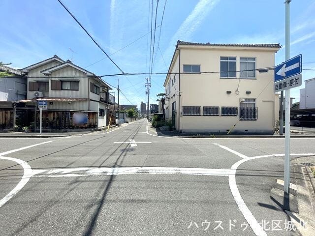 【北側前面道路】
幅員約6m前面道路。
引っ越しトラックなど大きな車も余裕をもって通行できます。