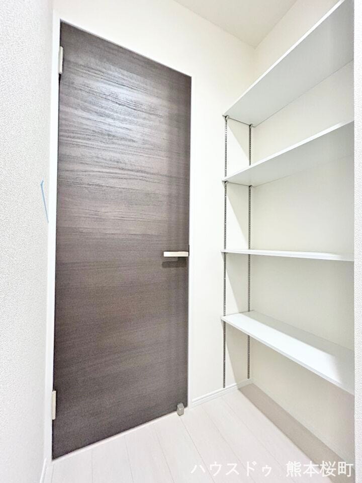 ■キッチン横パントリー■必要なものを必要な場所に。家全体で考えられた収納計画が、ゆとりある生活を実現します。