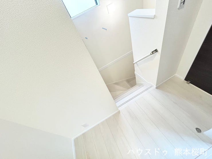 ■暮らしを繋ぐ、明るい動線■採光窓から光が差し込み、足元を優しく照らす。安全で快適な、家族の生活を支える縦の繋がりです。