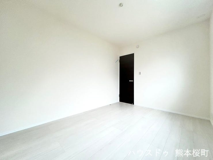 ■2階6帖洋室■寝室、書斎、趣味の部屋。家族の成長やライフスタイルに合わせ、様々な使い方ができる快適な空間です。