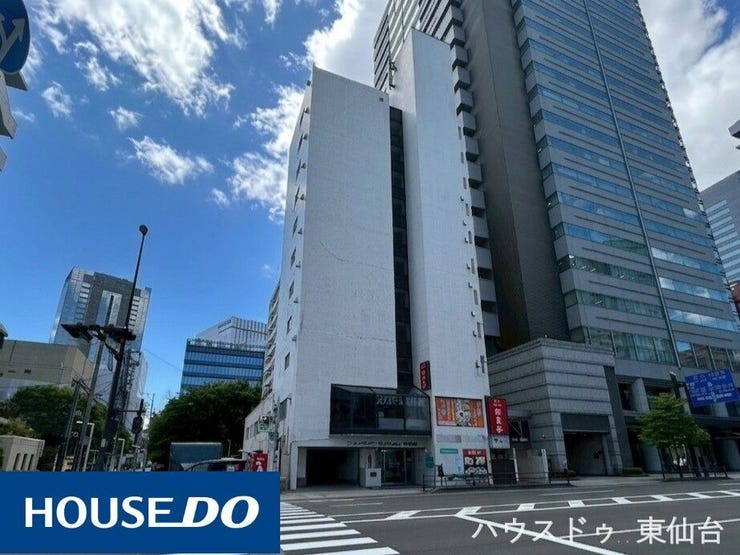 仙台駅徒歩10分、花京院のフルリノベ1R。17.5帖の広々空間にペニンシュラキッチンやシャワールームなど設備充実。水回り一新で快適に暮らせます。ひとり住まいにも投資用にもおすすめの即入居可物件