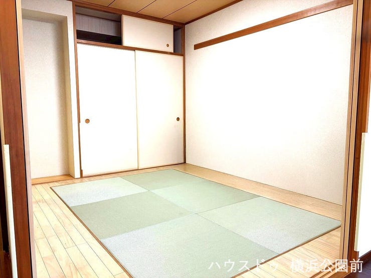 約6.0帖の和室です。押し入れや天袋の他、仏間も設置されております。居室としての利用は勿論、お子様の遊び場としても利用できます。