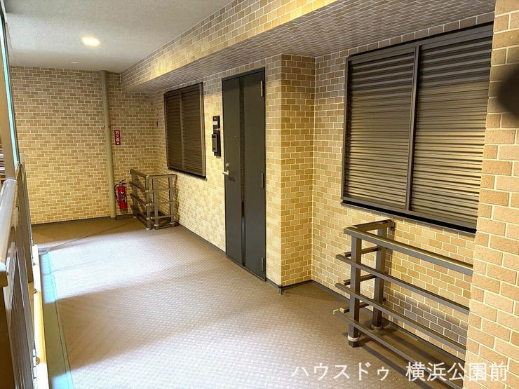 マンションの共有廊下も幅広く、住民同士のすれ違いにも余裕があります。
