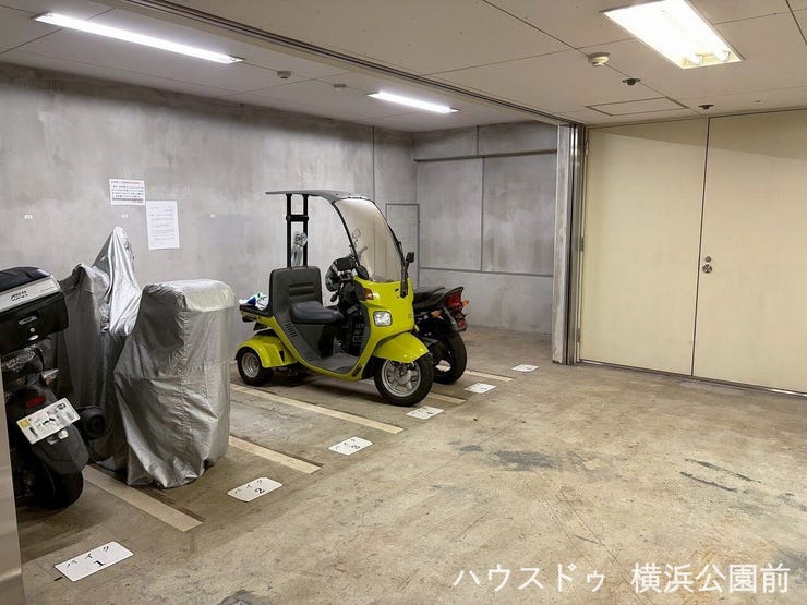 バイク置き場も設置されております。こちらも屋内に設置されております。
