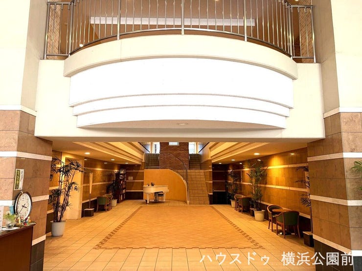 エントランスロビーは華美なデザイン。応接用のチェアセットもございます。