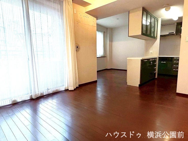 LDKは約14.4帖。南西向きで陽当たり良好、バルコニーに面しております。L字型のキッチンと隣接しており、調理をしながらリビングの様子が伺える設計となっております。