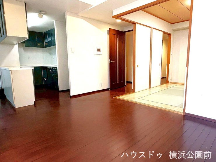 リビングは約6.0帖の和室とも隣接しております。襖で仕切られ、お子様の遊び場としても機能するでしょう。