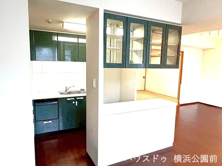 カウンター付の食器棚もございます。調理がしやすいよう、機能的な配置となっております。