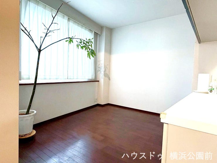 キッチンからLDKの様子を伺うことが可能です。お子様の目の届く範囲で、お料理を作ることができます。
