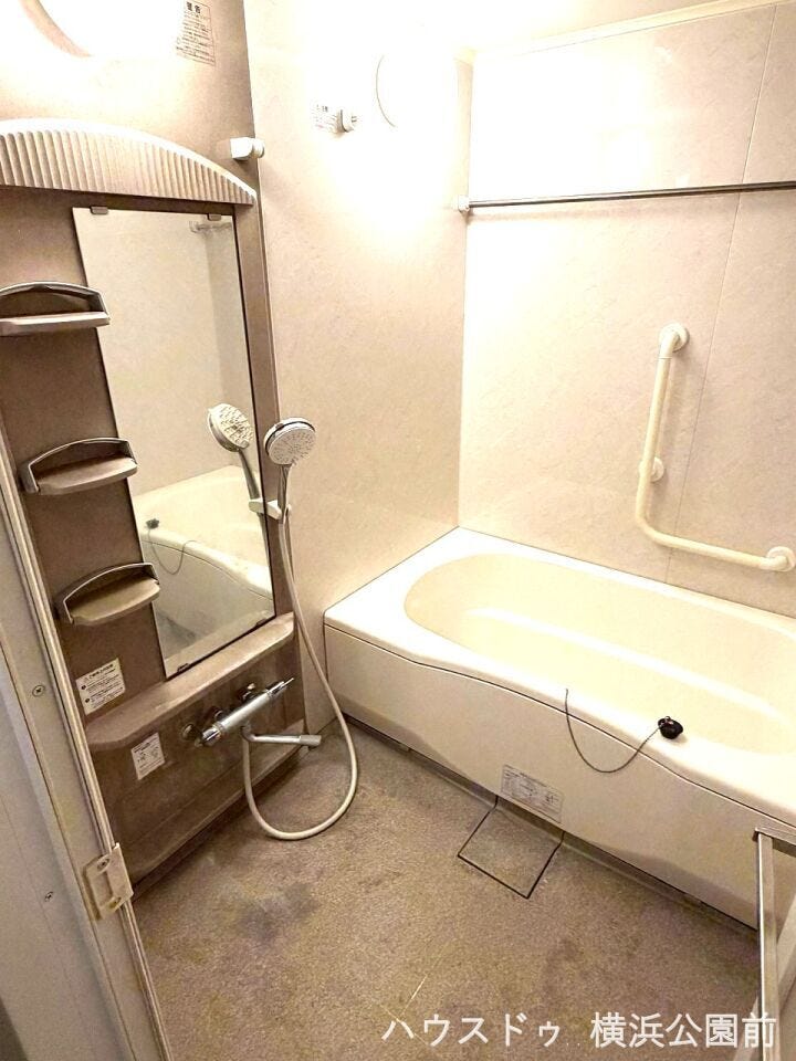 浴室は1418タイプと広く、鏡や手すりも設置されております。浴室乾燥機能、追い炊き機能付きです。