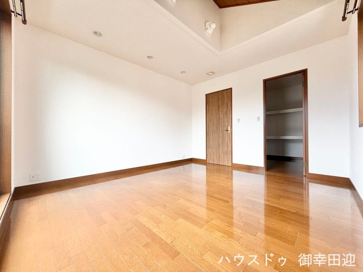 ■2階18帖洋室■心からリラックスできる静けさ、上質な眠りで、毎日をリセットします。明日への活力を養う空間です。