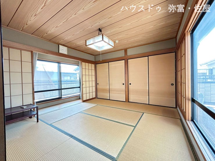 南北にバルコニーのある2階和室♪2面採光のため明るい日差しが差し込みます!