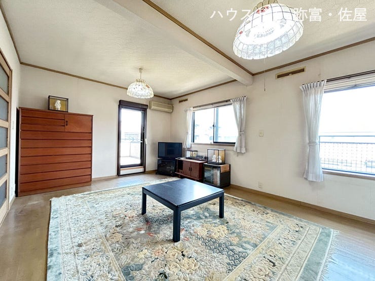 南側に面した洋室は通風・採光に優れた心地良い空間です(^^)