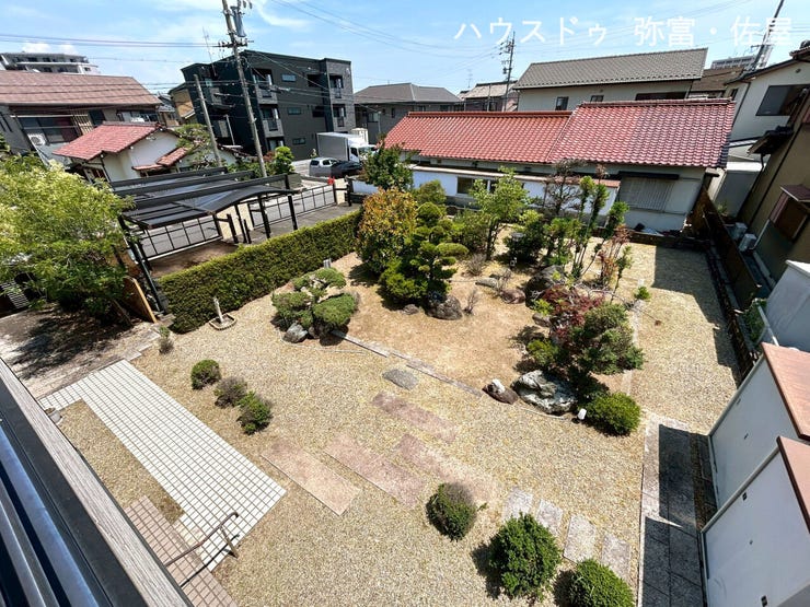 南向きの広いお庭はガーデニングや家庭菜園など楽しめます!!立水栓付きのため、アウトドア用品や汚れのついた靴などを洗う作業も水跳ねが気にならず便利です♪