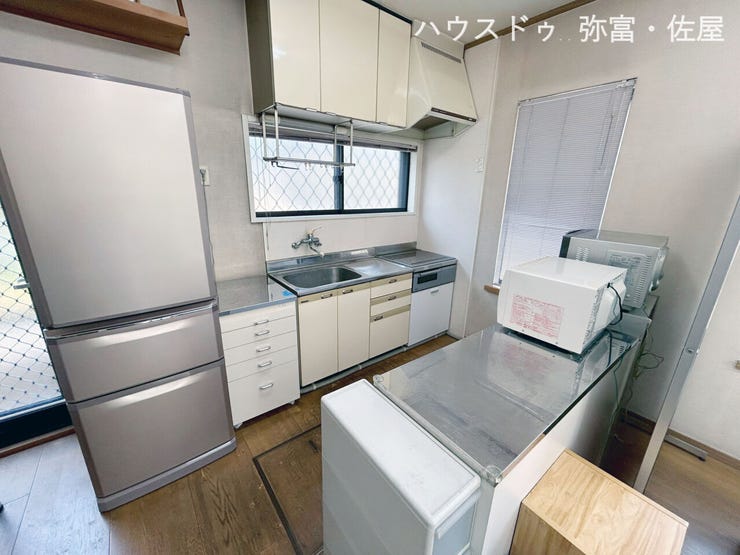1階キッチン☆窓があるため換気環境も良好です♪