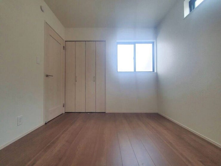 【Bedroom】ベッドとデスクを置いてもゆとりのある、使い勝手の良い広さの洋室です。