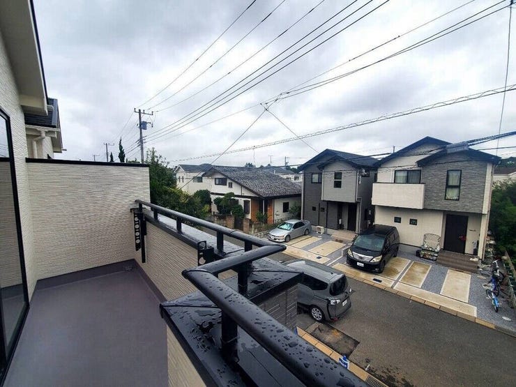 【Balcony】日当たりの良いバルコニーはお洗濯物がしっかり乾きやすく、毎日の家事にも重宝します。