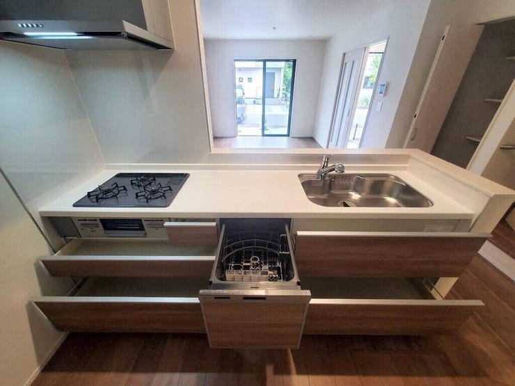 【kitchen】家事の時短に便利な食洗機付き。手洗い不要で毎日の負担を軽減します。